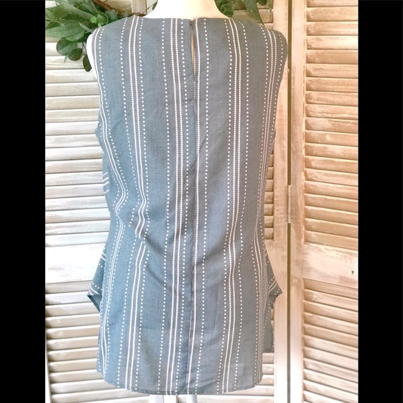 ✴️LAST ONE✴️ SLEEVELESS TOP WITH FRONT TWIST - Picture 2 of 6